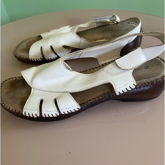 Super Comfortable Cushioned White Naturalizer Velcro-Close Walking Shoes/Sandals - Picture 3 of 10